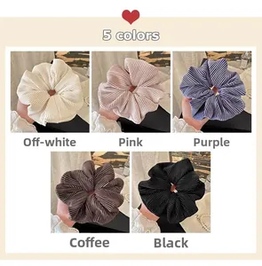 Gros plan de chouchous en velours plissés en cinq couleurs élégantes et texture douce