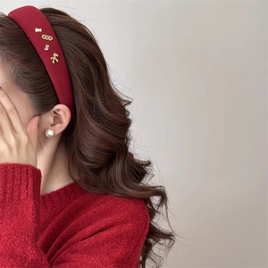 Eleganter roter Samthaarreif mit goldenen Glücksanhängern und Pony für Damen im Detail
