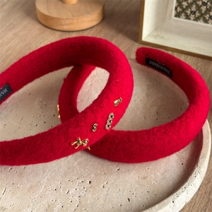 Roter Plüsch-Haarreif mit goldenen Anhängern und handgefertigtem Innenetikett
