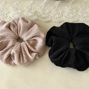 Lot de deux chouchous en velours plissé de couleur rose champagne et noir classique