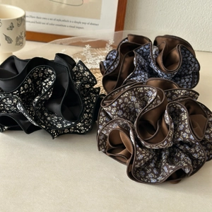 Three-pack of vintage floral scrunchies with wavy edges in chiffon-like smooth fabric