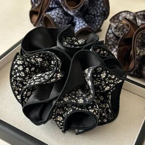 Floral print waist-style scrunchie in satin fabric with elegant pleated design