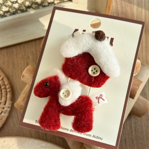 Ensemble de barrettes en feutre rouge cheval et maison sur support en bois Aidou