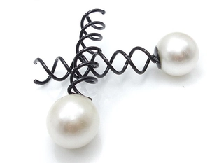 Détail de deux épingles à cheveux spirales avec perles pour chignons sur fond blanc