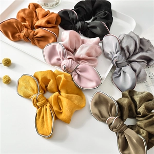 Set di 6 elastici grandi in raso con orecchie di coniglio e bordi a righe colorate
