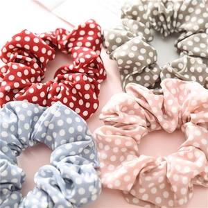 Chouchous à pois en rouge, bleu, taupe et rose pour un coiffage élégant des cheveux