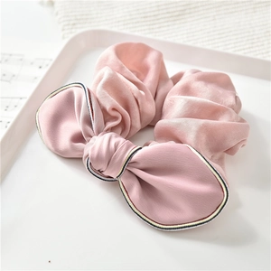 Dettaglio dell'elastico in raso rosa con elegante finitura di bordi a righe multicolore