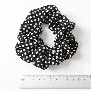 Chouchou en mousseline à pois noirs et blancs avec règle de mesure de 11 cm