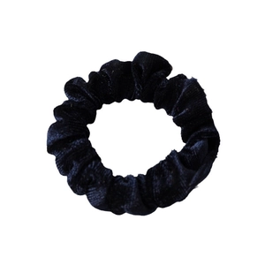 Elastico per capelli in velluto blu navy con morbida trama pieghettata su fondo bianco