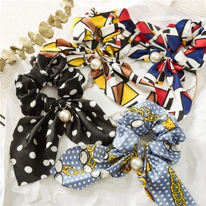 Chouchous à nœuds à pois et motifs géométriques avec pendentifs en perles nacrées