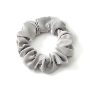 Chouchou élégant en satin gris argenté avec texture plissée soyeuse pour coiffures