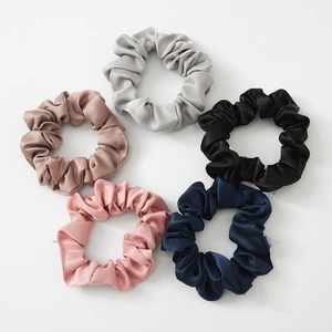 Lot de 5 chouchous en satin aux couleurs classiques pour une coiffure élégante de femme
