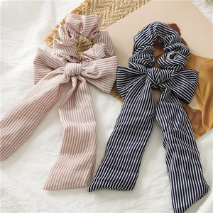 Elastici per capelli a righe con fiocco e nastri lunghi rosa e blu scuro, set elegante