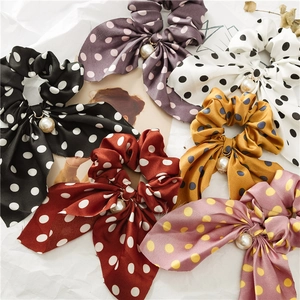 Chouchous en satin à pois avec pendentifs perles en plusieurs coloris variés