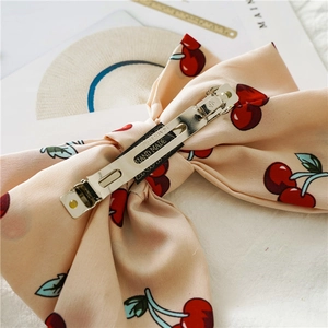 Barrette à cheveux en mousseline à motif cerise avec pince à ressort argentée faite main
