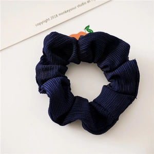 Detailierte Textur des dunkelblauen Cord-Haargummis mit Rippstoff und elastischem Design