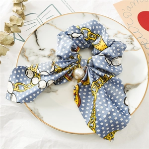 Chouchou en satin bleu à pois avec long ruban et grand pendentif en perle blanche
