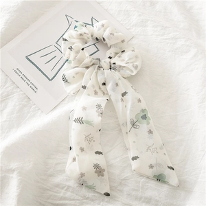 Chouchou blanc en mousseline à motif floral avec ruban élégant pour queue de cheval