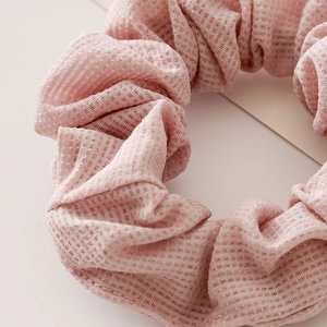 Minimalistisches rosa strukturiertes Stoffhaargummi mit weichem Rüschendesign