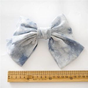 Barrette à cheveux avec grand nœud tie-dye bleu et blanc de 16cm sur fond blanc