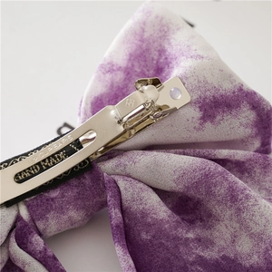 Pince à cheveux nœud tie-dye violet avec clip métallique et texture de tissu artisanal