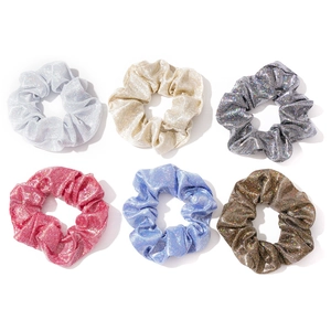 Zesdelige set van metallic PU-leren scrunchies in diverse glinsterende kleuren op wit