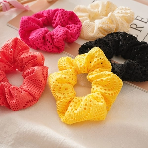 Flache Darstellung bunter Häkel-Haargummis aus Spitze in Pink, Weiß, Schwarz, Orange, Gelb