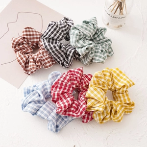 Set di sei elastici per capelli a scacchi colorati in stile minimalista