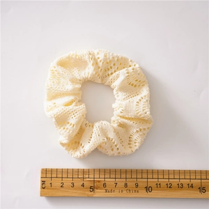Gestricktes Hohlnetz-Haargummi aus cremefarbener Spitze, 10-11 cm groß mit Linealmaß