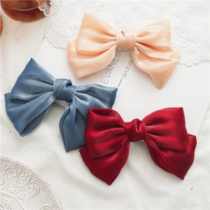Barrettes à cheveux élégantes avec grand nœud en satin en coloris champagne, bleu, rouge