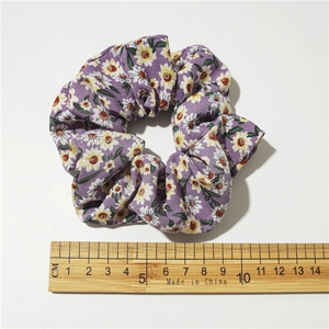 Elastico per capelli viola con motivo a margherite per coda di cavallo con scala