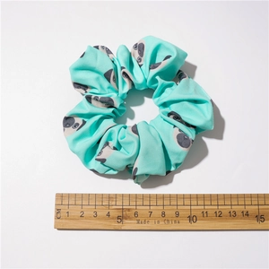Chouchou vert menthe à motif carlin avec règle montrant la taille de 10cm