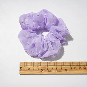Hellvioletter Organza-Haargummi mit Polka Dots und 10cm Durchmesser für Mädchen
