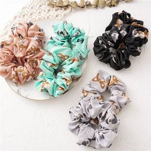 Lot de quatre chouchous en tissu imprimé chien dessin animé en rose, vert, noir et gris