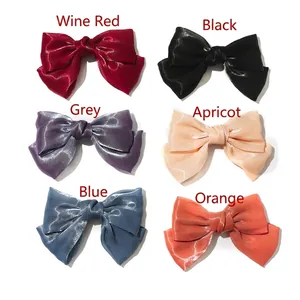 Barrettes à cheveux à double nœud en mousseline en six couleurs sur fond blanc