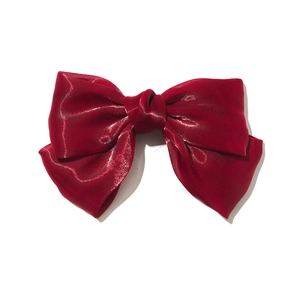 Barrette à cheveux élégante en satin bordeaux double couche avec finition nacrée chic