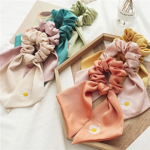 Chouchous en satin avec broderie marguerite et longs rubans en diverses couleurs