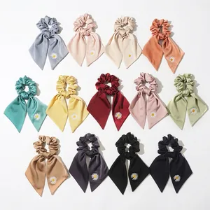 Chouchous en satin avec broderie florale et longs rubans en 13 couleurs variées