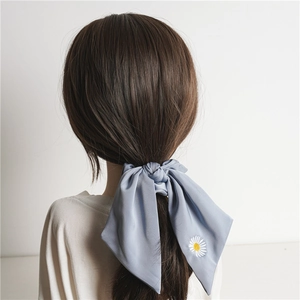 Chouchou élégant en satin bleu poudré avec broderie marguerite et grand nœud pour femmes