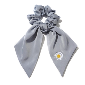 Chouchou en satin gris argenté avec rubans longs et broderie de marguerite sur blanc