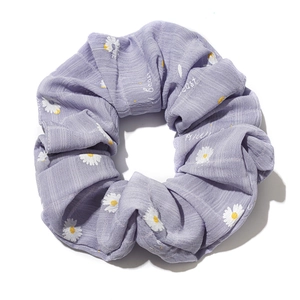 Violetter Haargummi mit Gänseblümchen-Muster und weicher, gerippter Stoffstruktur