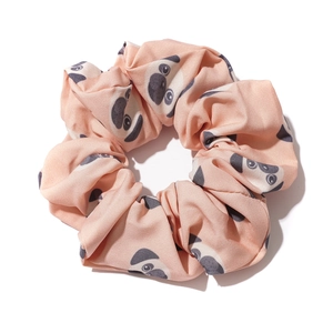 Chouchou rose pour cheveux avec imprimés de carlins mignons sur tissu soyeux