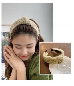 Détail de la maille et du nœud du bandeau d'hiver beige en laine pour femmes élégantes