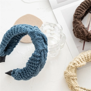 Détails de bandeaux tricotés à nœuds en bleu, marron et beige avec une texture douce