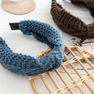 Gros plan d'un bandeau en maille épaisse avec motif torsadé et texture de laine douce