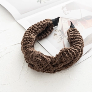 Gros plan détaillé du bandeau en maille marron foncé avec large nœud et texture douce