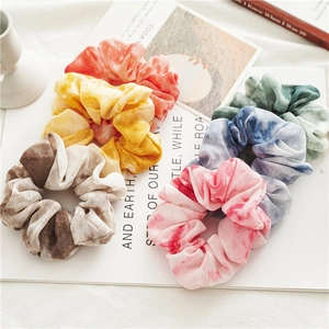 Set di sei elastici per capelli in chiffon tie-dye su uno sfondo minimalista