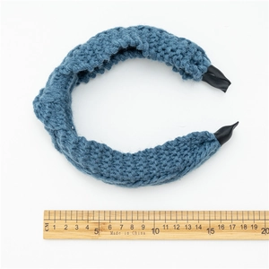 Bandeau en tricot bleu pour femme avec design à nœud et texture au crochet pour l'hiver