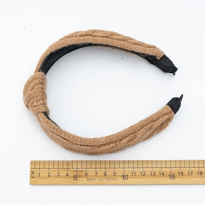 Serre-tête en maille marron avec nœud central pour femme, largeur 12 cm sur fond blanc