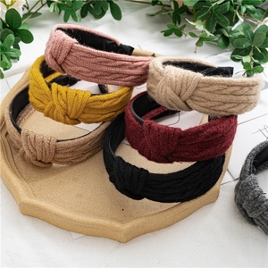 Détail de bandeaux tricotés avec nœud en plusieurs coloris comme le rose et le jaune
